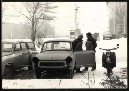 5 Fotografien Auto Sachsenring Trabant 601 Kombi, PKW für Reparatur & Neu-Lackierung gestrippt