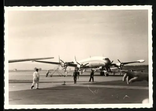 3 Fotografien Flughafen Stuttgart, Flugzeug Lockheed Constellation der Lufthansa & Douglas DC-6 der Pan American N5119V