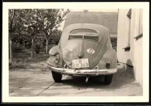 Fotografie Auto Volkswagen VW Käfer Ovali, Unfallwagen mit Heckschaden, Kfz-Kennzeichen Berlin