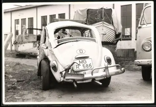 Fotografie Auto Volkswagen VW Käfer, Unfallwagen nach Überschlag