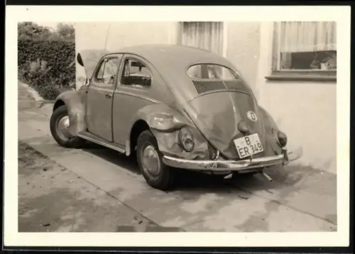 Fotografie Auto Volkswagen VW Käfer Ovali, Unfallwagen mit Heckschaden, Kfz-Kennzeichen Berlin