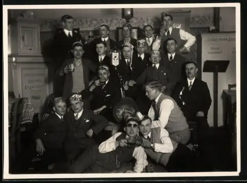 Fotografie Engelsdorf-Sommerfeld, Studenten beim Trinkgelage im Verbindungshaus