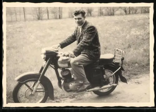 Fotografie Motorrad Jawa 175ccm, Bursche im Anzug auf Krad sitzend
