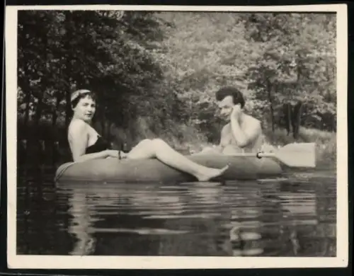 Fotografie Spreewald 1955, Dame im Badeanzug nebst Herr mit Paddel im Reifen schwimmend