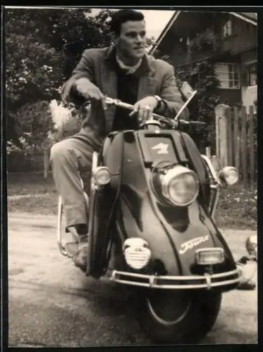 Fotografie Motorrad Heinkel Tourist, Bursche auf Motorroller sitzend