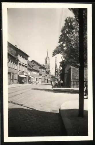Fotografie unbekannter Fotograf, Ansicht Mühlhausen, Strassenansicht mit Konsum