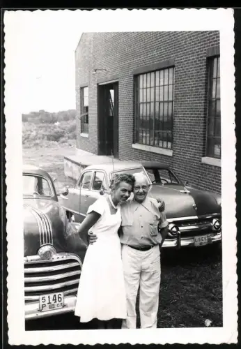 Fotografie Auto Pontiac Streamliner & Ford, US-Car mit Kennzeichen Connecticut 1952