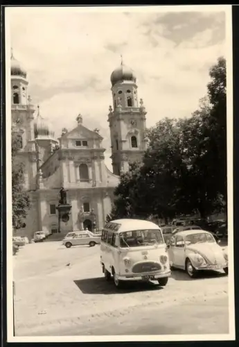 Fotografie unbekannter Fotograf, Ansicht Passau, Bus Matador Diesel & Volkswagen VW Käfer vor Kathedrale