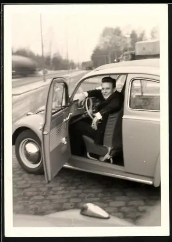 Fotografie Auto Volkswagen VW Käfer, Bursche im PKW sitzend
