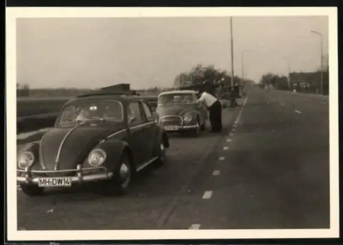 Fotografie Auto Volkswagen VW Käfer & DKW auf einer Schnellstrasse