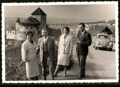 Fotografie unbekannter Fotograf, Ansicht Vaduz / Liechtenstein, Auto Volkswagen VW Käfer am Stadtrand