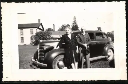 Fotografie Auto Oldsmobile, US-Car, Paar nebst Limousine