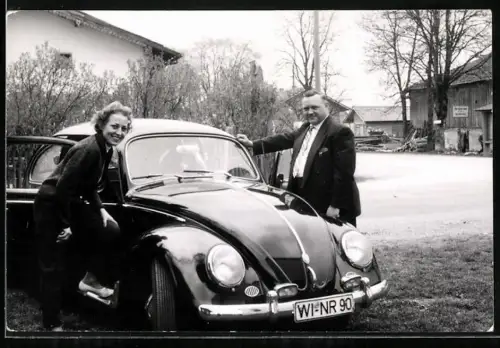 Fotografie unbekannter Fotograf, Ansicht Geretsried, Auto Volkswagen VW Käfer mit Kennzeichen Wiesbaden