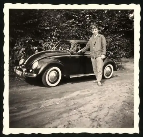 Fotografie Auto Volkswagen VW Käfer, Bursche neben PKW mit Kennzeichen Berlin