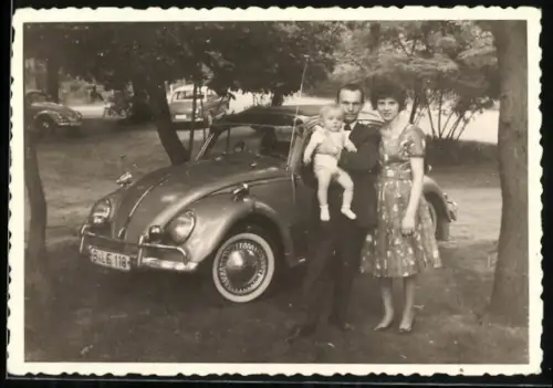 Fotografie Auto Volkswagen VW Käfer, Familie nebst PKW mit Kennzeichen Berlin