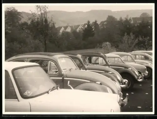 Fotografie Auto Parkplatz mit Volkswagen VW-Käfer und anderen PKW's