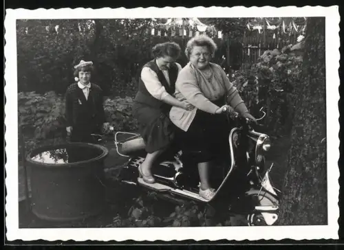 Fotografie Motorrad, Grossmutter auf Motorroller mit Berlin-Wimpel sitzend