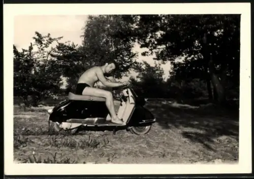 Fotografie Motorrad Heinkel, halb nackter Bursche auf Motorroller sitzend
