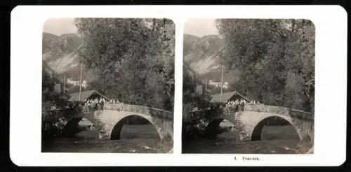 Stereo-Fotografie NPG, Ansicht Travnik, junge Bosnier in Tracht auf der Brücke