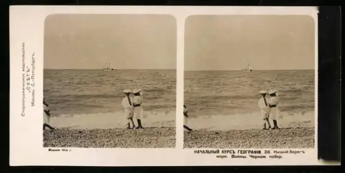Stereo-Fotografie unbekannter Fotograf, Ansicht Krim, zwei Kinder am Strand schauen auf ein Segelschiff