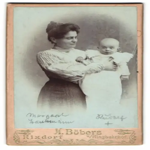 Fotografie H. Böbers, Rixdorf, Saalestrasse 1, Mutter Margaret mit ihrem Sohn Rudolf im Arm, Mutterglück