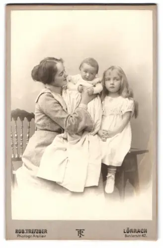 Fotografie Rob. Trefzger, Lörrach, Baslerstr. 42, Mutter mit zwei Kindern, Mutterglück
