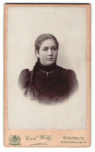 Fotografie Carl Wolff, Neustrelitz, Schlossstrasse 14, jungen Frau Auguste Schröder mit Zopf über der Schulter, 1900