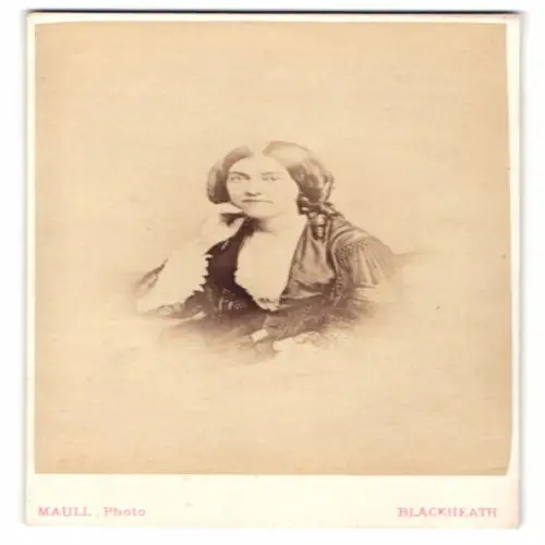 Fotografie G. Maull, Blackheath, Montpelier Vale 8, Porträt einer Dame mit Locken
