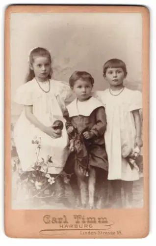 Fotografie Carl Timm, Harburg, Linden-Strasse 18, Drei Kinder mit Spielzeugziege und Puppe in der Hand