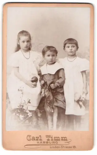 Fotografie Carl Timm, Harburg, Linden-Strasse 18, Kindergruppe mit Spielzeugziege und Puppe
