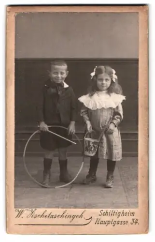 Fotografie W. Zschetzschingck, Schiltigheim, Hauptgasse 34, Kinder mit Reifen und Eimer