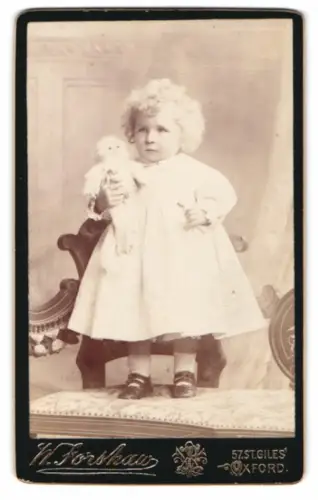 Fotografie W. Forshaw, Oxford, St. Giles 57, Kind mit Puppe im Arm