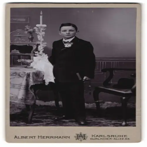 Fotografie Albert Herrmann, Karlsruhe, Durlacher Allee 38, Junger Mann mit Kerze zu seiner Kommunion