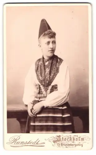 Fotografie Oscar Runstedt, Stockholm, Brunkebergstorg 15, Frau Stanny Ajöberg in traditioneller schwedischer Tracht 1892