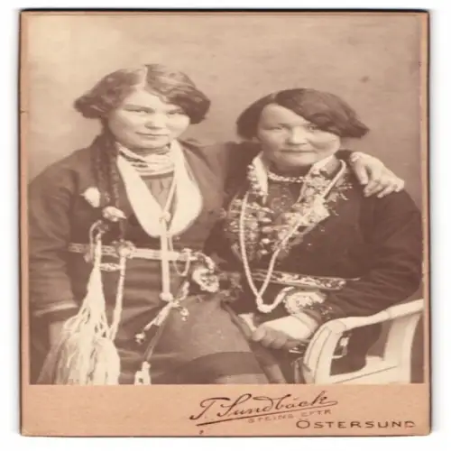 Fotografie J. Sundbæck, Östersund, Steins Efter, Zwei Frauen in traditioneller Kleidung