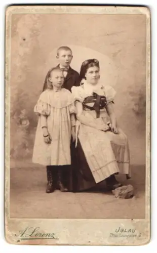 Fotografie A. Lorenz, Iglau, Brautgasse 13, Porträt einer sitzenden Mutter in Tracht mit zwei Kindern