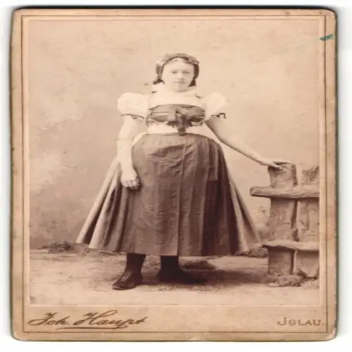 Fotografie Joh. Haupt, Iglau, Tiefegasse 11, junge Frau in traditioneller Tracht