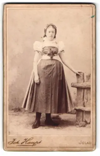 Fotografie Joh. Haupt, Iglau, Tiefegasse 11, junge Frau in traditioneller Tracht