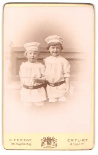 Fotografie K. Festge, Erfurt, Anger 51, Zwei Kinder in als Köche zum Fasching verkleidet