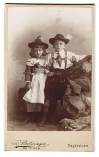 Fotografie J. Reitmayer, Tegernsee, Zwei Kinder in traditioneller Tracht, 1897