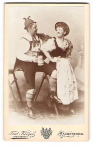 Fotografie Ferd. Kergel, Marienwerder, Paar in traditioneller Tracht zum Fasching, Bierkrug, Lederhose