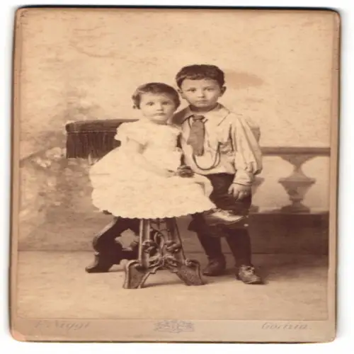 Fotografie E. Niggl, Gorizia, Kinder Walther und Maria von Fabris-Freyenthal auf kunstvollem Hocker