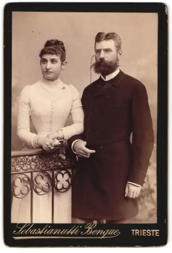 Fotografie Sebastianutti & Benque, Trieste, Via dell`Annunziata 11, Portrait Josef von Fabris-Freyenthal mit Frau Emilie
