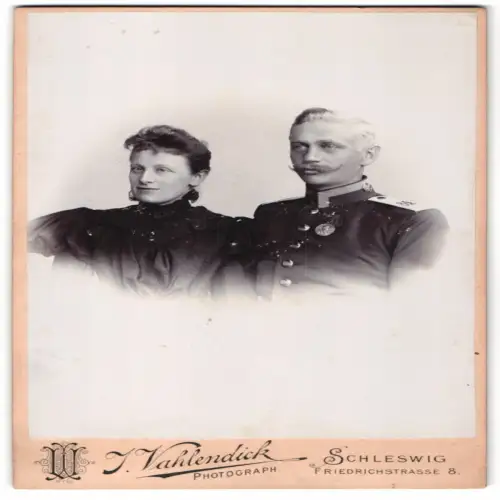 Fotografie J. Vahlendick, Schleswig, Friedrichstrasse 8, Uff. in Uniform Rgt. 84 mit Orden an der Brust