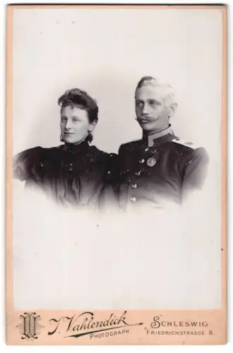 Fotografie J. Vahlendick, Schleswig, Friedrichstrasse 8, Uff. in Uniform Rgt. 84 mit Orden an der Brust
