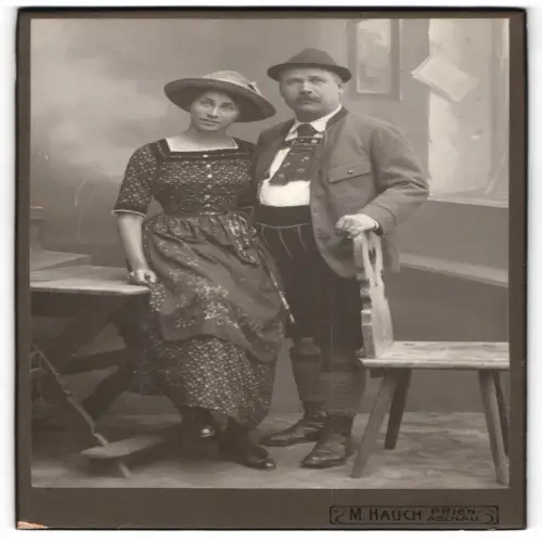 Fotografie M. Hauch, Prien am Chiemsee, Paar in traditioneller bayr. Tracht mit Lederhose