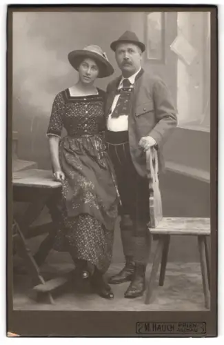 Fotografie M. Hauch, Prien am Chiemsee, Paar in traditioneller bayr. Tracht mit Lederhose