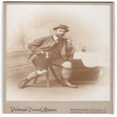 Fotografie Vereinigte Portrait-Ateliers, Nürnberg, Königstr. 3, Herr in bayerischer Tracht mit Pfeife