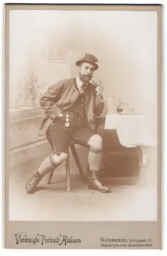 Fotografie Vereinigte Portrait-Ateliers, Nürnberg, Königstr. 3, Herr in bayerischer Tracht mit Pfeife