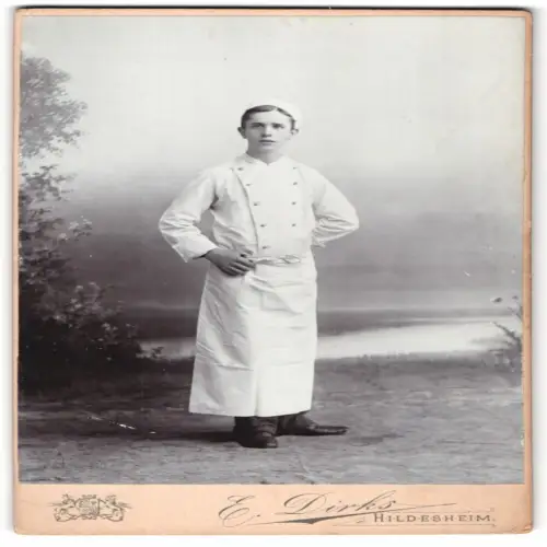 Fotografie E. Dirks, Hildesheim, Zingel 29, junger Koch in Dienstkleidung